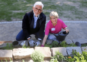 Bochums OB Jörg Lukat und Barbara Reddigau aus der Nachbarschft bepflanzen den Naschort. Foto: Peter Krauskopf